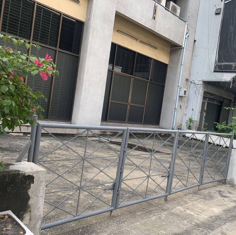 ให้เช่าพื้นที่ด้านหน้าตึก ริมถนนบรมราชชนนี 53-55  เนื้อที่ 117 ตรม.  (กว้าง 5.30 ยาว 22.10 เมตร)