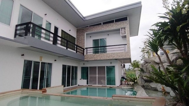 2 Story Pool Villa with Modern Style and Convenient Location near motorway no.7Location: Huay Yai, Pattaya.-Use area 467 Sq.m.-3 Bedrooms 4 Bathrooms -1 office - 2 Living room, 1 Kitchen (including appliances)- Laundry room - Storage - Large Swimming Pool- 2 Cars Parking - Furnitures included- Oven/ 2 Refrigerators/ Microwave/ Automatic Gate with Remote/ 7 Air Conditioners/ CCTV / TVConvenient Location, Connecting to the main road  Near Jomtein Beach 20 minutes  Nong Nooch Tropical Garden  Floating Market  WaterPark  U-Tapao International Airport062-3749969ID ; williammy98พูลวิลล่า 2 ชั้น สไตล์โมเดิร์น ทำเลสะดวก ใกล้มอเตอร์เวย์หมายเลข 7 ตำบลห้วยใหญ่ อำเภอบางละมุง จังหวัด ชลบุรีที่ตั้ง: ห้วยใหญ่ พัทยา-พื้นที่ใช้สอย 467 ตร.ม.-3 