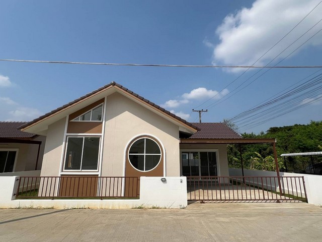 ขายบ้านสร้างใหม่พร้อมโอน บ้านใกล้เมือง เข้าเมืองเพียง 5 นาที อยู่ในหมู่บ้านน้ำผึ้งวิลเลจ หนองผึ้งสารภี ตรงข้ามกรมที่ดินสารภี