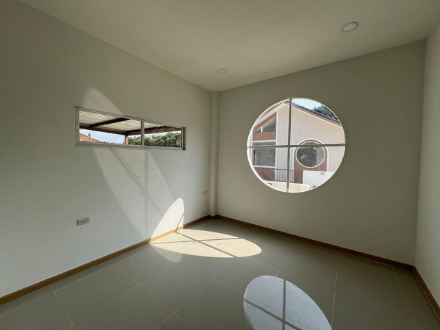 ขายบ้านสร้างใหม่พร้อมโอน บ้านใกล้เมือง เข้าเมืองเพียง 5 นาที อยู่ในหมู่บ้านน้ำผึ้งวิลเลจ หนองผึ้งสารภี ตรงข้ามกรมที่ดินสารภี