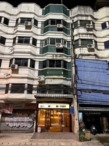 ขายตึก ใกล้นิมมานพร้อมเฟอร์นิเจอร์ ตึก5ชั้น มีดาดฟ้ารีโนเวทแล้ว สามารถทำธุรกิจต่อได้เลย