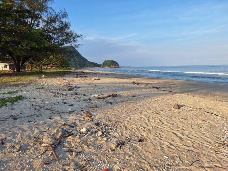 ขายที่ดินติดทะเล เลียบชายทะเลขนอม สิชล5 ไร่ 1 งาน 87 ตารางวา  นครศรีธรรมราชที่ตั้ง : ตำบลขนอม อำเภอขนอม นครศรีธรรมราช 80210https://maps.app.goo.gl/QfgRx8QfaP5S2hb98ขนาดพื้นที่ : 5 ไร่ 1 งาน 87 ตารางวา รายละเอียด ที่ดินโฉนด 5-1-87 ไร่(21,87 ตร.ว.) หน้ากว้าง 55 ม.ทำเลเด่นมากๆ ติดทะเล ติดถนน เลียบชายทะเลขนอม-สิชล(สาย 3242) ต.ขนอม อ.ขนอม นครศรีธรรมราชเหมาะสม นักธุรกิจรุ่นใหม่ลงทุนอสังหาฯ บ้านพักตากอากาศ(Pool Villa) โรงแรม ภ