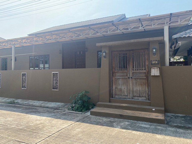 ให้เช่าบ้านนอกโครงการ หลังไทวัสดุ และร้านเสน่ห์ชายน้ำ เพียง 500 เมตร