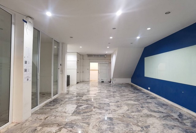 ให้เช่าอาคารพาณิชย์ 4 ชั้น  เลียบด่วน   ใก้ลบิ๊กซีลาดพร้าว ราคา 40,000 บาท   ติดต่อคุณเจี๊ยบ  Tel. 0944485038  Tel. 0814164142   