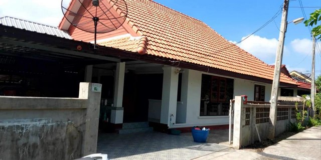 ขายบ้านชั้นเดียว เนื้อที่ 57.8 ตรว. ต.สันกำแพง อ.สันกำแพง จ.เชียงใหม่ราคา 1.59 ล้านบาท ค่าโอนคนละครึ่ง-----------2 ห้องนอน 2 ห้องน้ำ 1 ห้องครัว (นอกตัวบ้าน) มีฮู้ดดูดควันตัวใหญ่ 1 โรงจอดรถ สามารถจอดได้ 3-4 คัน1 ห้องโถง พื้นที่กว้างขวางบริเวณรอบบ้านปูแผ่นกระเบื้อง และเทพื้นรอบตัวบ้าน บริเวณรอบบ้านกว้างขวาง รั้วรอบขอบชิด มีความเป็นสัดส่วนอยู่ในเขตชุมชนแต่ไม่วุ่นวาย การเดินท