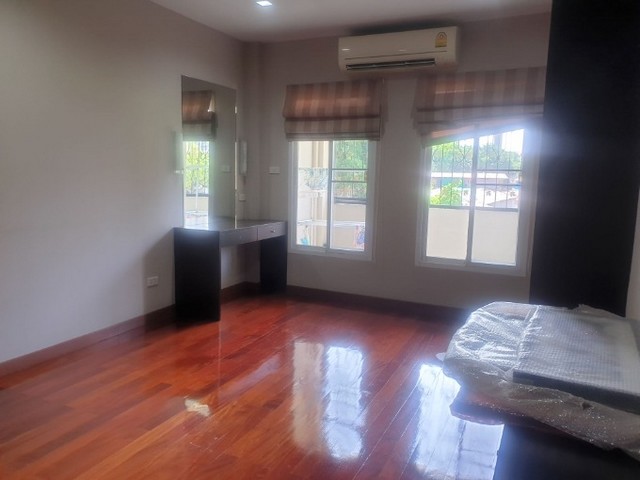 ขายทาวน์เฮ้าส์ 3 ชั้น เนื้อที่ 34.2 ตรว. บ้านกลางกรุง แกรนด์เวียนนา พระราม 3 ช่องนนทรี เขตยานนาวา กรุงเทพมหานคร