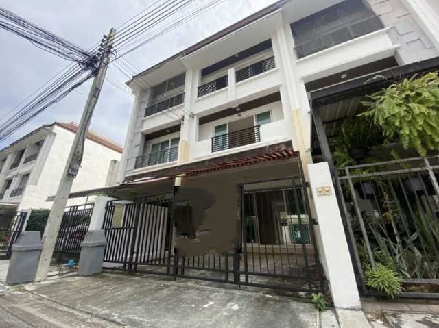 ขาย ทาวน์เฮ้าส์ บ้านกลางเมือง ลาดพร้าว 1014 ห้องนอน 3 ห้องน้ำ 2 ที่จอดรถ ขนาด 20 ตร.ว.สถานที่ใกล้เคียง- Central Festival EastVille- CDC- The Crystal เอกมัย-รามอินทรา- The mall บางกะปิ- รร.ทรงวิทย์ศึกษา- รร.เตรียมอุดมศึกษาน้อมเกล้า- รพ.เกษมราษฎร์ รามคำแหง- รพ.รามคำแหง 2- สวนสยามสถานที่สำคัญโดยรอบวิทยาลัยศิลปหัตถกรรมกรุงเทพ  0.9 กม.โรงเรียนมัธยมวัดบึงทองหลาง สพม.เขต 2  1 กม.มหาวิทยาลัยรัตนบัณฑิต  1.1 กม.วัดบึงทอง