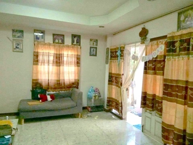 สระบุรี ตลาดจตุจักร ถูกมาก ให้เช่าทาวน์เฮ้าส์ 2 ชั้น หลังริม 33ตรว. 160ตรม. 3นอน 2น้ำ 1จอดรถ 2แอร์ ติดถนนใหญ่ เดินทางสะดวก