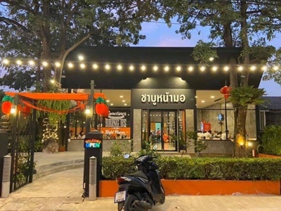  สนใจติดต่อ คุณจีรวุฒิโทร 064-593-6351Line id = p.jeerawutเซ้ง‼️ ร้านชาบู  #ใกล้บางแสน #ใกล้หาดวอน ในซอยจรินทร์ เพียง 1,400,000 บ #รับนายหน้า  แหล่งนักท่องเที่ยวและนักศึกษา คนพลุกพล่านขั้นสุด #ค่าเช่าถูกสุดในย่านนี้ลงทุนสร้างไปกว่า 3 ล้าน ลานจอดรถ ด้านหลัง 10คัน+ รายได้โดยประมาณ 500,000 บาท พื้นที่ใช้สอย- หน้ากว้าง 16 เมตร ลึก 20 เมตร- พื้นที่ห้องโถง กว้างใหญ่1ห้อง- ห้องจัดการเนื้อสัตว์1ห้อง- เค