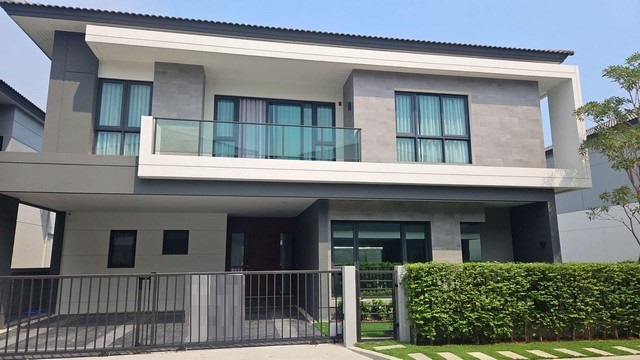 HRE346 ขายหรือให้เช่า โครงการ เดอะ ซิตี้ บางนา  บางนา-ตราด  กม.7 บางแก้ว ใกล้ เมก้า บางนาสนใจติดต่อ คุณสราวุฒิ : 0994108945Line : ballwuth – โครงการใหม่ บ้านเดี่ยว 2 ชั้น 4 ห้องนอน ตกแต่งพร้อมอยู่ ใกล้สวน และส่วนกลางเงียบสงบ 4 ห้องนอน / 5 ห้องน้ำ / 3 ที่จอดรถ / 2 ห้องนั่งเล่น / ห้องครัว / ห้องแม่บ้าน ขนาดที่ดิน: 77.4 ตรว พื้นที่ใช้สอย: 313 ตรม พื้นส่วนกลาง: พื้นที่สวนหย่อมขนาดใหญ่ สระว่ายน้ำ ฟิตเนสและ C