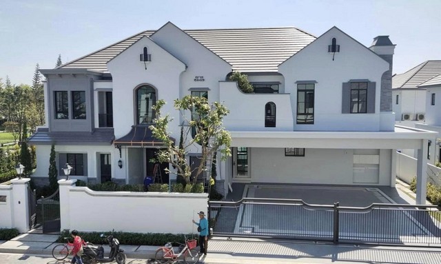 HSF79 ขายบ้านเดี่ยว2ชั้น โครงการ นันทวัน กรุงเทพกรีฑา-ตัดใหม่ ใกล้ เดอะมอล์บางกะปิสนใจติดต่อ : คุณสราวุฒิ Tel. 0994108945 Line : ballwuth ราคาขาย 56,000,000 บาทพื้นที่: 140 ตร.วา พื้นที่ใช้สอย 449ตร.ม.5 ห้องนอน | 6 ห้องน้ำ | 1 ห้องครัวไทย | 1 ห้องแม่บ้าน | 3 ที่จอดรถ  บ้านใหม่ ทิศเหนือ หลังมุมใกล้สวน(บ้านใหม่ ไม่เคยมีคนเข้าอยู่)*แปลงใกล้ทางเข้า อยู่ในซอย private ติดกับสวนและสระว่ายน้ำส่วนกลาง*ฟรี!- ค่าส่วนกลา