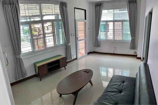 ให้เช่า ทาวน์โฮม 2 ชั้น จากเซนทรัลเฟส 5 กม เดินทาง เข้า-ออกสะดวก หมู่บ้านติดถนนวงแหวนรอบสาม ตรงข้ามไทวัสดุ และบ้านแอนด์บียอน สาขาสันทราย