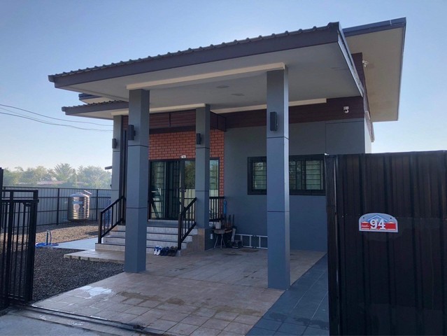 Contact: 062-9434025Line ID : 062-0481866ขายบ้านเดี่ยวแถวสันกำแพง สไตล์โมเดิร์นกึ่งลอฟท์ บ้านสวย พื้นที่กว้างบ้านชั้นเดียว-2 ห้องนอน-2ห้องน้ำ-1ที่จอดรถ-1ครัว-แถมแอร์ 2ตัว-แท้งน้ำ+ปั้มน้ำ-ตู้เสื้อผ้า 3 หลัง เตียงนอน6ฟุต กับ3ฟุต เนื้อที่ 71.4 ตรว.ราคา 2,500,000 บาทพิกัด: สันกำแพงสายใหม่ บ้านป่าตาล ต.บวกค้างhttps://maps.app.goo.gl/irRyQDxUnPUnmFG76?g_st=icContact: 062-9434025Line ID : 062-0481866นัดดู/จอง แอดไลน์ https://line.me/ti/p/NwMWBe89-Fhttps://www.facebook.com/homeandcondoforrentandsell/เพจคอนโดเช่าแ