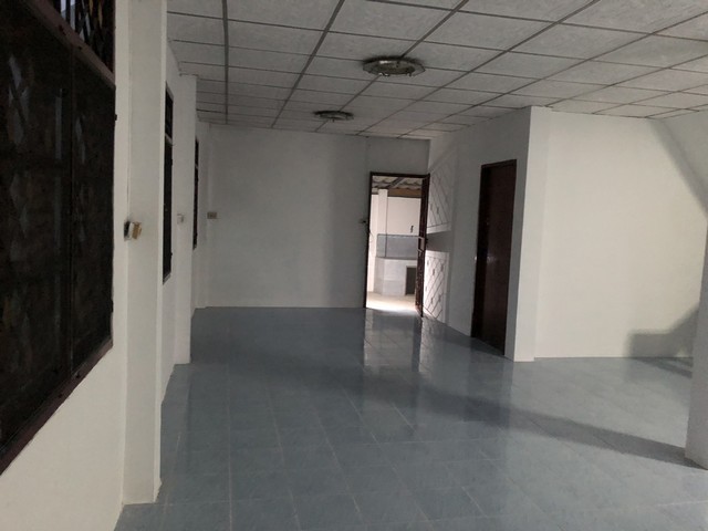 ขายบ้านเดี่ยว 2ชั้น 100วา จ.นนทบุรี ย่านบางใหญ่ 4,200,000 บาท โฉนด ฉ.60854 และ ฉ.60855 เนื้อที่รวม 100 ตร.วา  ติดถนนปูน หน้ากว้างรั้วบ้านประมาณ 15.55 เมตร ยาว 26.5 เมตร 4ห้องนอน 2ห้องน้ำ 1ห้องครัว ห้องโถงใหญ่ ทำโรงจอดรถแล้ว มีระเบียง หน้า-หลัง เนื่อที่ใช้สอยเยอะ บริเวณบ้านร่มรื่นเย็นสบาย ใกล้ร้านค้าแหล่งอำนวยความสะดวกครบครัน ใกล้ตลาดเจ้าพระยาและตลาดสดขนาดใหญ่ ใกล้ร้านทันตกรรม และร้