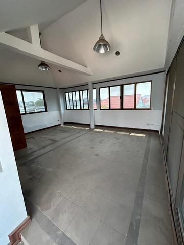 BH2687 ให้เช่าบ้านเดี่ยว3 ชั้น ย่าน โชคชัย 4 ซอยต.รวมโชค 3 ชั้น หลังหัวมุม 5 ห้องนอน เช่าระยะยาวได้ ให้รีโนเวทได้