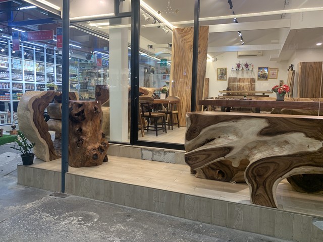 ขายเฟอร์นิเจอร์ไม้ จตุจักรพลาซ่า ร้าน Pung. Pung. Woodden Fur โซน B103-105