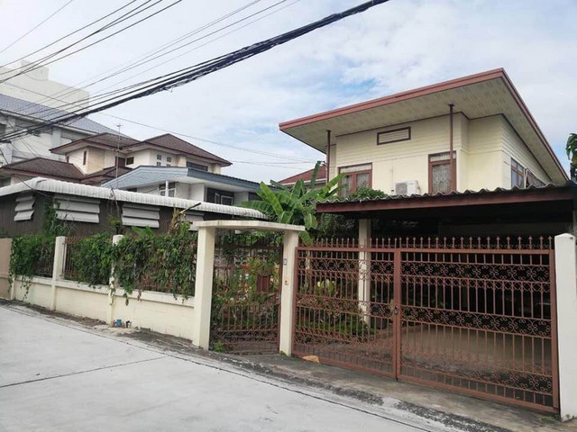 HS681ขายบ้านเดี่ยว เนื้อที่ 73 ตรว.หมู่บ้านเสรี 8 ย่านพระราม 9 ใกล้เดอะไนน์ เดินทางสะดวกใกล้ทางด่วนราคาขาย 14,000,000 บาท ต่อรองได้ติดต่อ : คุณพร 0938091444 (เบอร์นี้แอดไลน์ได้คะ),โทร 0939833259ID Line : henghengpaulaรหัสประกาศ HS681HS681ขายบ้านเดี่ยว เนื้อที่ 73 ตรว.หมู่บ้านเสรี 8 ย่านพระราม 9 ใกล้เดอะไนน์ เดินทางสะดวกใกล้ทางด่วนประเภทบ้านเดียว 2 ชั้น เนื้อที่ 73 ตร.ว 3 ห้องนอน 2 ห้องน้ำ 2 ที่จอดรถสถานที่ใกล้เคี