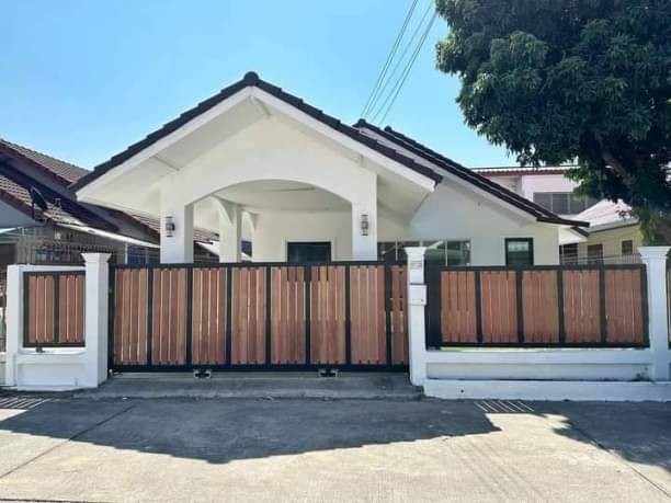 ขายด่วน! 2.79 ล้าน 48 ตรว. บ้านเดี่ยวชั้นเดียว สไตล์มินิมอล มีต้นไม้ใหญ่ ทำให้บ้านร่มรื่น อากาศเย็นสบาย ใกล้รวมโชค