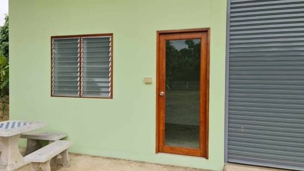 โซนดอยสะเก็ด ขาย 3.99 ล้าน บ้านพร้อมที่ดิน 1-0-76 ตรว. ป่าป้อง ติดถนน 2 ด้าน ติดลำเหมือง มีรั้วรอบขอบชิด บรรยากาศดี