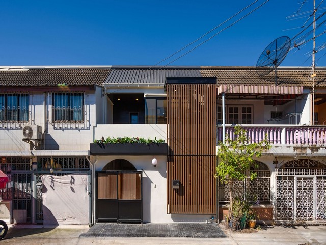 PO285 ขายทาวน์โฮมรีโนเวท ซอยพึ่งมี  ทิศตะวันออก ย่านสุขุมวิท สไตล์ Modern Tropical  หน้ากว้าง เข้าออกสะดวก ใกล้ BTS บางจาก 900 เมตร