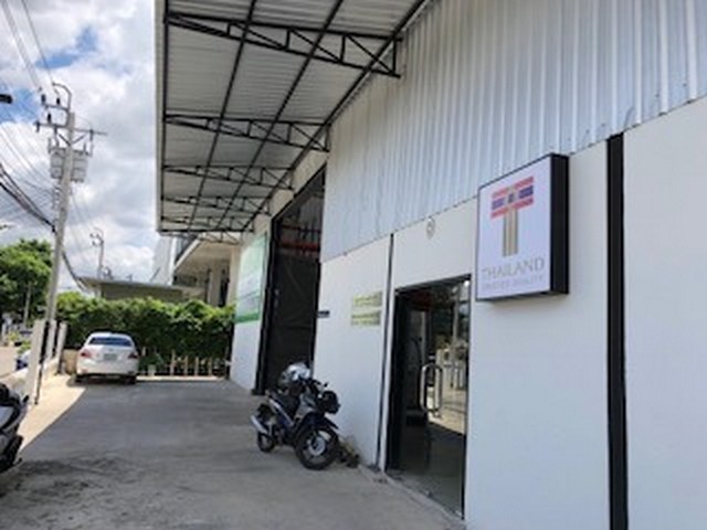 BRA468 ให้เช่าโกดัง พื้นที่ 1,300 ตร.ม. รามอินทรา บางเขน พร้อมออฟิศ ใกล้ เลียบด่วนรามอินทราติดต่อ : - คุณสราวุฒิ Tel. 0994108945   Line : ballwuth  ค่าเช่า 240,000 บาทเดือน ให้เช่าโกดังพร้อม สำนักงาน - ตั้งบนถนนรามอินทรา51 เข้าได้ทั้งเส้นเลียบด่วนรามอินทรา ถนนพหลโยธิน และถนนรามอินทรา เดินทางได้หลายเส้นทาง สะดวกมากๆ- พื้นที่ๆ ดิน 290 ตร.ว.- พื้นที่ใช้สอยในอาคาร ประมาณ 1,300 ตร.ม. มีทั้งโซนโกดัง และสำนัก