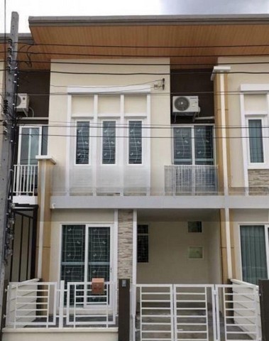 [B845]ให้เช่า 15k โกลเด้นทาวน์ อ่อนนุช- ลาดกระบัง  ถนนประชาทร เขตลาดกระบัง ทาวน์โฮม 2 ชั้น พื้นที่ใช้สอย 96 ตร.ม. 3 ห้องนอน 2 ห้องน้ำ ห้องรับแขก ห้องรับประทานอาหาร ครัวไทย พื้นที่ซักรีด จอดรถในบ้าน 1 คัน ตกแต่งพร้อมอยู่ด้วยเฟอร์นิเจอร์ครบครัน- โซฟา- ตู้วางทีวี- ชุดโต๊ะอาหาร- เค้าเตอร์ครัวบิ้วท์อิน- เตาแก๊สแบบฝัง- เครื่องดูดควัน- ซิ้งล้างจาน- ถังเก็บน้ำ- ปั้มน้ำ- ผ้าม่านครบ�