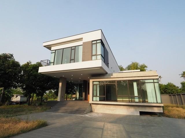 C4416 ขายบ้านเดี่ยวริมน้ำ 2 ชั้นครึ่ง เนื้อที่ 423 ตารางวา ย่านตลิ่งชัน พร้อมเรือนรับรองริมน้ำ ร่มรื่นบรรยากาศรีสอร์ท บ้านใหม่