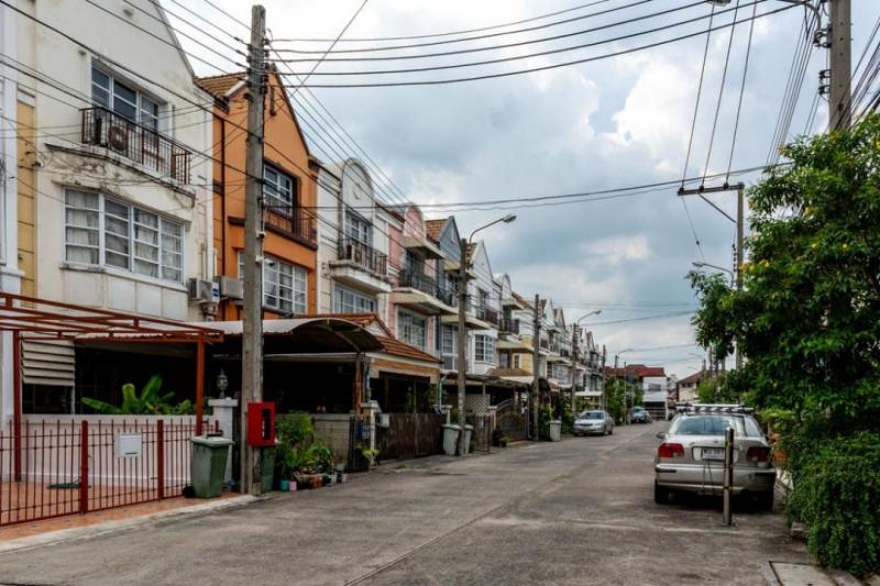 EPL-HR3116 ให้เช่าโฮมออฟฟิศ 3.5 ชั้น  ใกล้สถานี BTS รัชโยธิน และสถานี MRT ลาดพร้าว พื้นที่ใช้สอย 265 ตารางเมตร 3 ห้องน้ำ จอดรถได้ 6-8 คัน