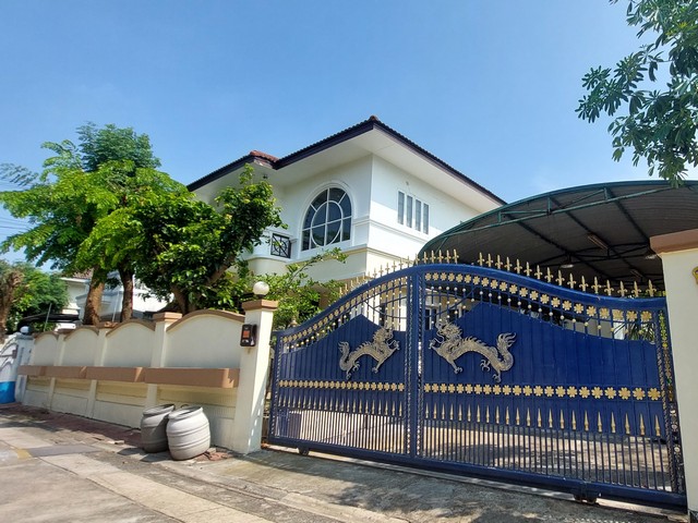 ให้เช่า บ้านเดี่ยว2ชั้น(หลังหัวมุม) 98ตรว. มี4ห้องนอน 3ห้องน้ำ ห้องรับแขก  ห้องครัว 1ห้องทำงาน แอร์3เครื่อง เฟอร์นิเจอร์ไม่มี  -จอดรถได้3คัน -อยู่โครงการมัณฑนา -อยู่รามอินทรา109 ซอยพระยาสุเรนทร์ -ใกล้ แฟชั่นไอส์แลนด์ / ร.ร.บางชัน / วัดพระยาสุเรนทร์ /วัดบางชัน  สนามกอล์ฟปัญญา-รามอินทรา / รพ.สินแพทย์ ให้เช่า27,000/เดือน(สัญญาขั้นต่ำเช่า1ปี)** นัดดูบ้านได้เลยค่ะ**k. กุลจิรา  089-2719644มาน