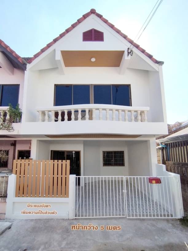 โซนแม่เหียะ 2.19 ล้าน ทาวน์โฮม 2 ชั้น ติดขนส่งแม่เหียะ รีโนเวทใหม่ สไตล์มินิมอล คูหาในสุด เดินทางสะดวกสบาย