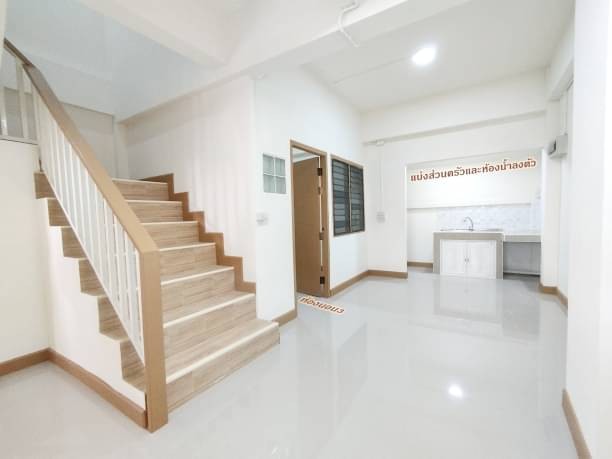 โซนแม่เหียะ 2.19 ล้าน ทาวน์โฮม 2 ชั้น ติดขนส่งแม่เหียะ รีโนเวทใหม่ สไตล์มินิมอล คูหาในสุด เดินทางสะดวกสบาย