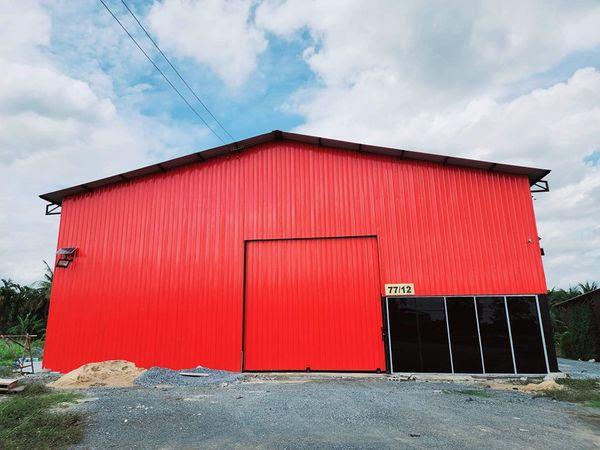 ให้เช่าโกดัง ขนาด 540 ตรม.พุทธมลฑลสาย 5 ถนนบรมราชชนนี ใกล้เซ็นทรัลศาลายาราคาเช่า 79,000 บาท / เดือน ( สัญญาขั้นต่ำ 3 ปี ประกัน 3 เดือน ล่วงหน้า 1 เดือน )ที่ตั้ง ถนนพุทธมลฑลสาย 5 ตำบลกระทุ่มล้ม อำเภอสามพราน นครปฐม 73210ติดต่อ : คุณภัสพงณ์ 063-409-8164Line : deedaa23พื้นที่ใช้สอย 540 ตารางเมตร กว้าง 18 เมตร ลึก 30 เมตร สูง 9 เมตร จอดรถได้ 5-10 คัน จำนวน 1 ห้องออฟฟิศ 1 ห้องนอน 1 ห้องน้ำไฟ 3 เฟส รถตู้คอนเทนเนอร์เข้