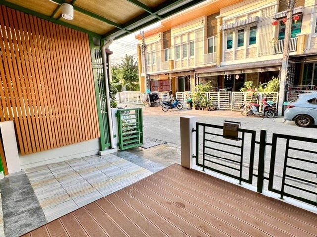 เดอะ พาซิโอ มอลล์ ให้เช่าทาวน์เฮาส์ 2 ชั้น 25ตรว. 150ตรม. โกเด้นทาวน์ ทำเลดี ตรงข้ามมีบิ๊กซี 3นอน 2น้ำ 1จอดรถ 3แอร์ APL ลาดกระบัง