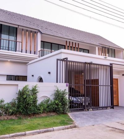 ติดต่อ หลิน 088 598 6998 Line ID: positive.agขาย 11.19 ล้านบาทให้เช่า 70,000/เดือน (สัญญา 1 ปี).บ้านเดี่ยว 2 ชั้น สไตล์มินิมอลเซนMinimal Japanese Style ในหมู่บ้านโครงการ อ.หางดง จ. เชียงใหม่.3 ห้องนอน 4 ห้องนอนที่ดิน 80 ตร.วพื้นที่ใช้สอย 320 ตร.มที่จอดรถ 2 คันมีห้องครัวไทย พร้อมส่วนเตรียมอาหารพื้นที่ห้องโถง.ราคา 11.19 ล้านบาทให้เช่า 70,000 บาท- สัญญา 1 ปี ขึ้นไป- ชำระล่วงหน้า 4 เดือน แบ่งเป็นค่าประกัน 3 เดือน, ค่าเช่าล่วงหน้