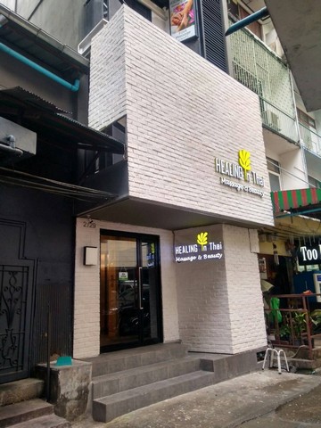 (เจ้าของขายเอง) ขายอาคารพาณิชย์ ปากซอยสุขุมวิท 22 ติด Holiday Inn และ Emsphereราคา/Price 45,000,000 บาทติดต่อ/Contact 0826155995line id: pook50506ที่อยู่: 2/29 ซอยสุขุมวิท 22 แขวงคลองเตย เขตคลองเตย กรุงเทพมหานคร 10110- อาคารพาณิชย์ปากซอยสุขุมวิท 22 ตรงข้ามโรงแรม Holiday Inn - หน้ากว้าง 4 เมตร สูง 5 ชั้น พื้นที่ 14 ตร.ว. พื้นที่ใช้สอย 280 ตร.ม. ภายในมีลิฟ - ติดถนนใหญ่สุขุมวิท ติดห้าง Emsphere ห้าง Emporium และห้าง Emquartier ติดสวนเบญจกิจ ซอยสุขุมวิท 22 สา