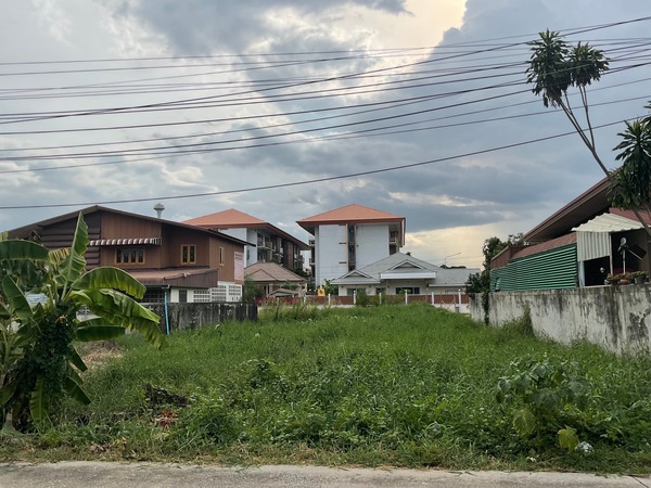  ขายด่วน ที่ดินเปล่า ทำเลดีสวยขนาดพื้นที่ 104ตารางวา หน้ากว้าง 14 เมตร ลึก 29.5 เมตรติดถนนสาธารณะ เหมาะแก่การสร้างที่อยู่อาศัย ออฟฟิตสำนักงาน หรือซื้อไว้เพื่อเก็งกำไรในอนาคตได้ที่ตั้งทรัพย์ : ถนนพิชัยสงคราม  ซอย ชนโค 4 ต.อรัญญิก อ.เมือง จ.พิษณุโลกพื้นที่สีส้มราคาขาย 1,450,000 บาทจุดเด่นของทรัพย์1.การเดินทางสามารถออกได้หลายเส้นทาง2.ที่ดินเป็นรูปสี่เหลี่ยมสวย3.น้ำประป