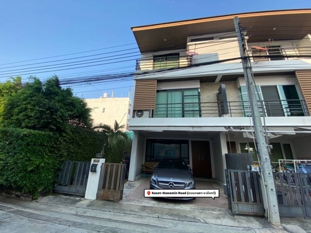 NA-H1110 ให้เช่า/ขายทาวน์โฮม 3 ชั้น โครงการ โพธิ์แก้ว เพลส บ้านหลังริม ขนาด 32 ตร.ว. ลาดพร้าว 101- เนื้อที่ขนาด 32 ตร.ว. พื้นที่ใช้สอยขนาด 200 ตร.ม.- 3 ชั้น 3 ห้องนอน 4 ห้องน้ำ- บ้านหน้ากว้าง 5.3 เมตร- สามารถเปิดเป็นโฮมออฟฟิศได้- บ้านติดตั้งกล้องวงจรปิด 3 ตัว- จอดรถยนต์ได้ 2 คัน - เข้าออกได้ทั้ง นวมินทร์ ลาดพร้าว 101 เกษตร-นวมินทร์ เลียบด่วนรามอินทราLocation  ซอย ลาดพร้าว 101 (ซอยโพธิแก้ว ) แขวง คลองจ