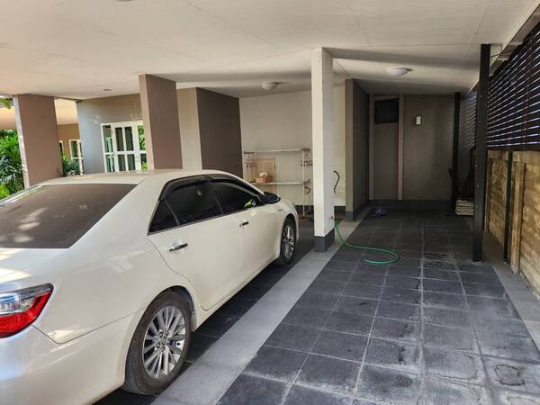 ขายด่วน บ้านแฝดหลังมุม ในโครงการหมู่บ้านพร้อมพัฒน์ไพร์ม 78.1 ตร.ว. 3 นอน 2 น้ำ 2 ที่จอดรถ สามวาตะวันตก ใกล้รถไฟฟ้าสายสีชมพูรายละเอียดประเภท : บ้านแฝดหลังมุมขนาดพื้นที่ 78.1 ตารางวา3 ห้องนอน 2 ห้องน้ำ , มี walk-in closet ในห้องนอนใหญ่ ลงตัวในการใช้ชีวิตต่อเติมห้องครัว , ต่อเติม living roomพื้นชั้นบนปูไม้ปาร์เก้ , พื้นชั้นล่างปูกระเบื้องสามารถจอดรถภายในบ้านได้ 2 คันค่าส่วนกลาง ตารางว