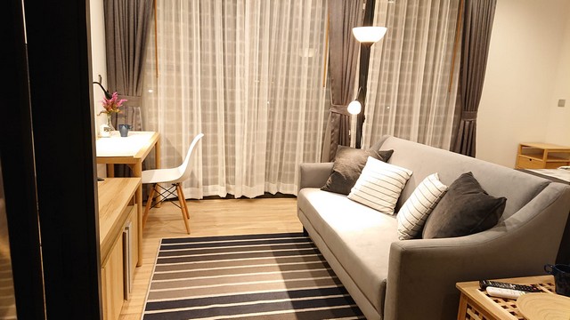 Kawa Haus Sukhumvit 77 is private, clean, peaceful, 4th floor, BTS On Nut.***Service for selling/renting houses, condos and giving advice. If interested, contact at any time***Interested in additional details or pictures or making an appointment to see the room?Contact Ekachai (Aui)T. 089-799-5598Line ID: @auiauiaui001 (add @ in front)Room type: 1 bedroom, 1 bathroomSize 36.41 sq m., 4th floorClean room, beautifully decorated, ready to move in.details-------------------------------------------------- ------------Rental price: 19,000 baht per month-------------------------------------------------- ------------*Facilities worth using- Swimming Pool with Jacuzzi- Hot & Cold Jacuzzi- Lounge- Co-Working Space & Co-Kitchen- KAWA Bridge & Bamboo Cabana-------------------------------------------------- ------------*Nearby important places (Based on information from Google Map)- Habito mall : 450 m.- W District : 1.3 km.- Bangkok Prep : 300 m.- Anglo Singapore International School : 4.1 km.- BT