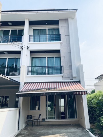 [B855]ให้เช่า 25k ทาวน์โฮม 3 ชั้น หลังริม บ้านกลางเมือง เอสเซนต์ อ่อนนุช-ลาดกระบัง โครงการอยู่ติดถนนใหญ่ อ่อนนุช-ลาดกระบัง  ใกล้แอร์พอร์ตเรียลลิ้งค์ ARLทับช้าง ใกล้จุดขึ้น-ลง มอเตอร์เวย์ ใกล้สุวรรณภูมิ ทาวน์โฮม 3 ชั้น หลังริม 24 ตร.วา พื้นที่ใช้ส้อย 170 ตร.ม 3 ห้องนอน 3 ห้องน้ำ 1 โถงรับแขก 1 ครัว บ้านหน้ากว้าง 5.5 เมตร 2 ที่จอดรถ + ห้องเก็บของขนาดใหญ่ คลับเฮ้าส์ / สระว่ายน้ำ / ฟิตเนส /