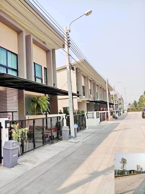 โลตัส ประชาอุทิศ พลาซ่า ตลาดประชาอุทิศ90 ให้เช่าทาวน์โฮม 2ชั้น  20ตรว. 150ตรม. 13,499B-M 2นอน 3น้ำ 2จอดรถ 3แอร์ Pracha Uthit Market90 2-story townhome for rent 20sq.wa. 150sq.m. 13,499B-M Pracha Uthit 90 2bed 3bath 2parking 3A/C Lotus Pracha Uthit Plaza.ซ.วัดคลองสวน ถ.ประชาอุทิศ 90 ตำบลในคลองบางปลากด อำเภอพระสมุทรเจดีย์ สมุทรปราการ 10290หันหน้าทิศเหนือ20ตรว.                    20sq.wa.150ตรม.                          150sq.m.-  ห้องนอนใหญ่มีชั้นลอย- หน้าบ้านไม่ชนเพื่อนบ้าน - โครงการอยู่ติดถนนใหญ่2 ห้องนอน  3 ห้อง