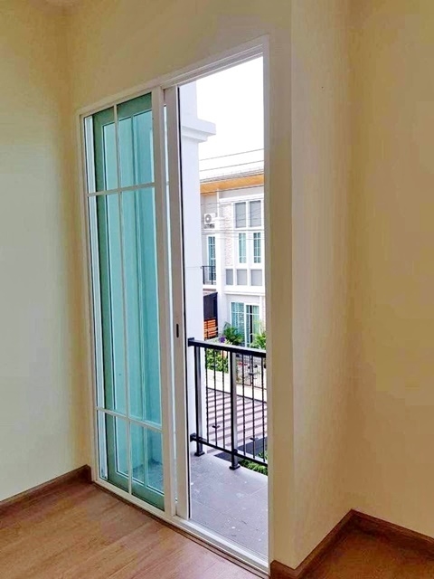 ติดถนนใหญ่ 22ตรว. 120ตรม.เซ็นทรัล อยุธยา ให้เช่าทาวน์เฮาส์ หลังริม 2 ชั้น 9,999B-M ทำเลดี  4นอน 2น้ำ 1จอดรถ  3แอร์ เดินทางสะดวก อยุธยา ปาร์ค Central Ayutthaya 2-story townhouse on Conner for rent next to the main road 22sq.wa. 120sq.m. 9,999B-M good locationBehind  4bed 2bath 1parking 3A/C convenient travel Ayutthaya Park.ซ.โรจนะ ถ.โรจนะ ตำบลบ้านเกรด อำเภอบางปะอิน จังหวัดพระนครศรีอยุธยา 1316022ตรว.                     22sq.wa.120ตรม.                            120sq.m.4 ห้องนอน 2 ห้องน้ำ1 ห้องครัว1 ห้องนั่งเล่น1 จอดรถ3 แอร์- ไมโครเวฟ- เครื่อง�