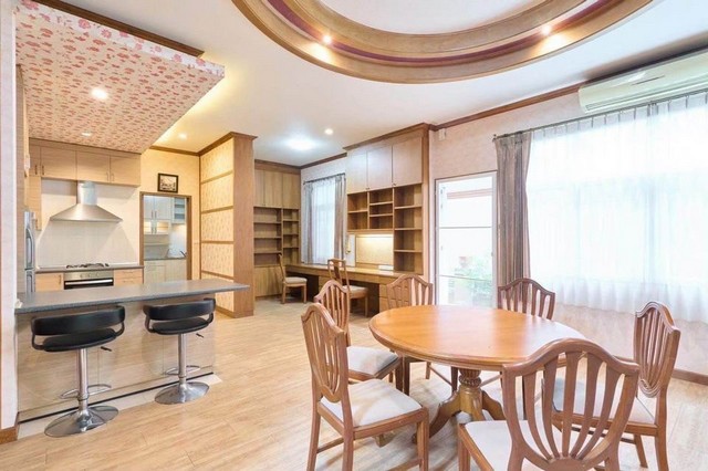 บ้านสำหรับครอบครัวใจกลางเมือง ในหมู่บ้าน The Athena บนถนนมหิดล ตกแต่งภายในด้วยไม้สักทั้งหลัง