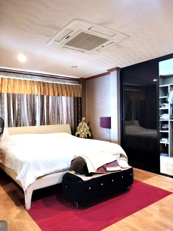 ขายทาวน์โฮม 4 ชั้น ติดมหาลัยหอการค้าเดินเข้ามอ.ได้เลย ที่ (หลังมุม)  ทำเลดี  ซอยวิภาวดี2  ดัดแปลงเป็นหอพักได้ หรืออยู่อาศัยเอง 