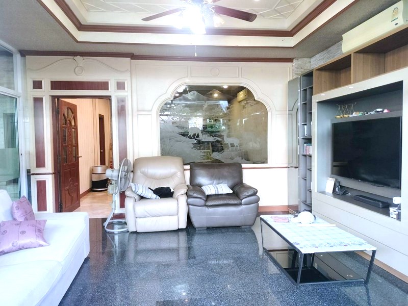 ขายทาวน์โฮม 4 ชั้น ติดมหาลัยหอการค้าเดินเข้ามอ.ได้เลย ที่ (หลังมุม)  ทำเลดี  ซอยวิภาวดี2  ดัดแปลงเป็นหอพักได้ หรืออยู่อาศัยเอง