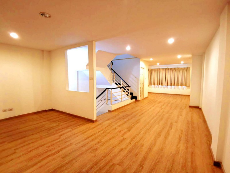 ขายทาวน์โฮม 4 ชั้น โครงการ แกรนด์ เดอ วิลล์ ศรีนครินทร์  ติดรถไฟฟ้า MRT สถานีสวนหลวง ร.9 ตรงข้ามห้างซีคอนสแควร์