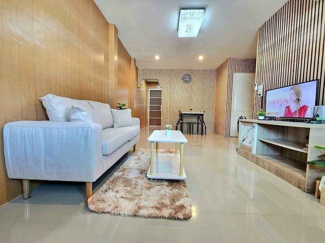 ปล่อยเช่าทาวน์เฮาส์ทั้งหลัง ตรงข้ามโรงพยาบาลหางดงพร้อมเฟอร์ฯ ห่างถนนใหญ่เพียง 500 ม. ใกล้ตลาดสดหางดง กาดฝรั่ง โรงเรียนนานาชาติต่างๆให้เช่าเพียงเดือนละ 8,500 บ./ด.- ประกัน 2 ด.- ล่วงหน้า 1 ด.ขนาดที่ดิน 19.5 ตร.ว.- 2 นอน - 1 น้ำ - 1 รับแขก - 1 ครัว พร้อมที่จอดพร้อมเฟอร์ :- ชุดห้องนอน  2 ห้อง- แอร์ 2 ต.- TV- ตู้เย็น- ไมโครเวฟ- เครื่องซักผ้า- เครื่องทำน้ำอุ่น- โต๊ะทานข้าว- โซฟาสถานที่ใกล้เคียง :ต