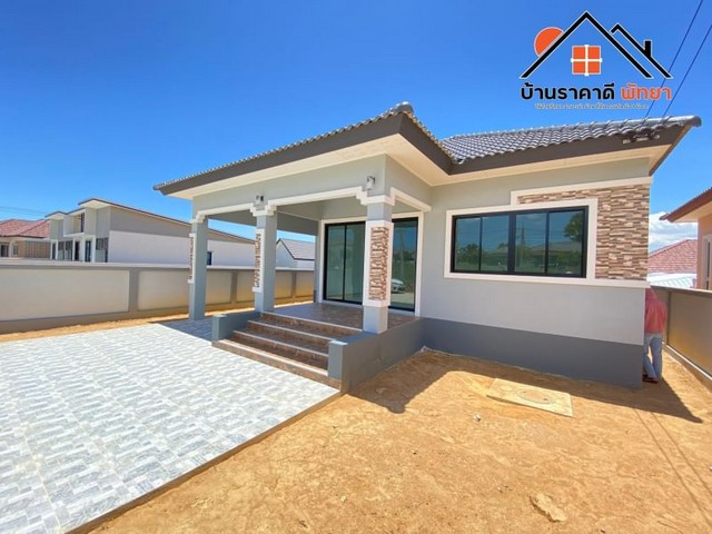 บ้าน​เดี่ยวหลังใหญ่ เพียง 2.xx ล้านบาท แค่มีสลิปเงินเดือนก็กู้ได้ ขายต่ำกว่าประเมินเงินทอนหลักแสนฟรีโอนทุกหลังไปเลย รหัส TTR 1645เหลือเพียง 2,790,000​ บาท พิกัด ใกล้วัดหนองเกตุน้อย ใกล้เส้นสาย 36 เดินทางเข้า-ออกสะดวก ขนาดพื้นที่ 60 ตรว. 3​ ห้องนอน  2​ ห้อง​น้ำ 1 ห้องครัว 1 ห้องโถง จอดรถได้ 2 คันฟรี เคาท์เตอร์ครัวฟรี เตาแก๊สฟรี ฮูด​ดูดควันฟรี ประตูรั้วสเตนเลสฟรี ปูกระเบื้องโร