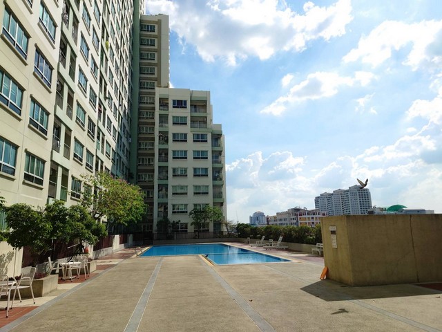   รายละเอียดเพิ่มเติม Code ID : AN 3679  ราคาขาย  3,160,000 บาท- พื้นที่ใช้สอย :   63.29- จำนวนห้อง :  2 ห้องนอน 2 ห้องน้ำ  - ชั้น : 5- อาคาร : B พิกัดทรัพย์ : https://maps.app.goo.gl/9K4kcsyiGkaMWzyX8    สถานที่ใกล้เคียง- ใกล้เดอะมอลล์ รามคำแหง,- ใกล้บิ๊กซี, มหาวิทยาลัยรามคำแหง, - ใกล้ Airport Link รามคำแหง- ใกล้ทางด่วนรามอินทรา สอบถามเพิ่มเติม/นัดชมโทร. 097-419-5982(พลอย)โทร. 096-932-4624(ออมสิน)Line : @panaya (มี@ด้านหน้า)ปรึกษาสินเชื่อฟรี One Stop Service ดูแลตั้งแต่ต้น�