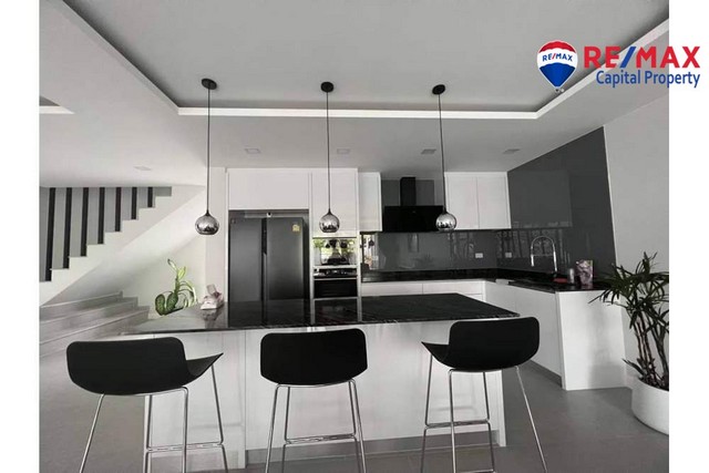 เซเรนิตี้พูลวิลล่าจอมเทียนขนาดที่ดิน: 259 ตรมขนาดพื้นที่ใช้สอย: 230 ตรม4 ห้องนอน 4 ห้องน้ำโควต้าบริษัทไทยโอน: 50-50                                                                                                                                                                                     